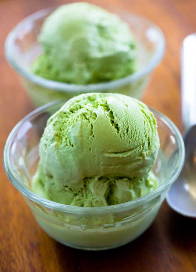 Barras veganas de limón - ¡Receta deliciosa y cremosa! 15 Receta de helado vegano de aguacate en un bowl