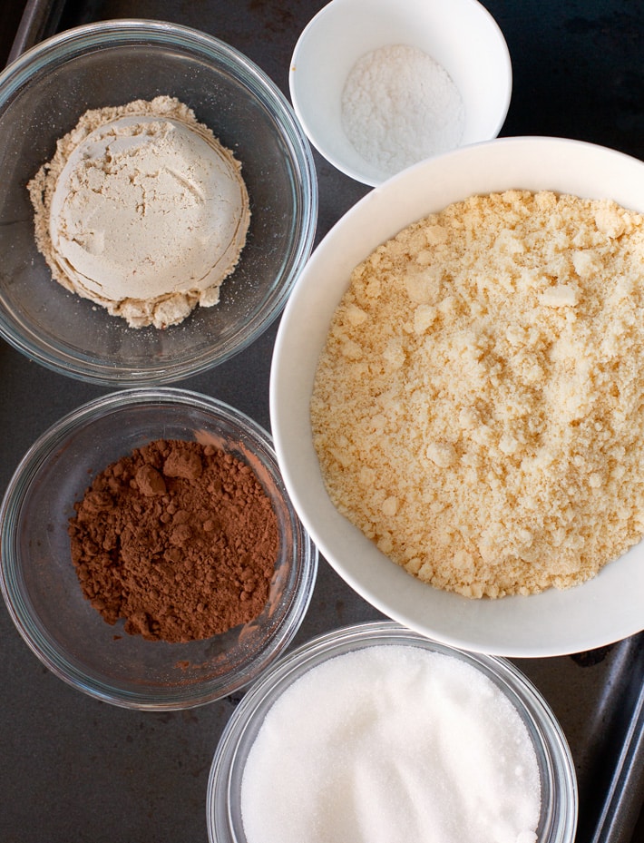 ¡Los brownies de proteínas son un delicioso postre saludable de chocolate! 6 Ingredientes para brownies con proteína en polvo en tazones