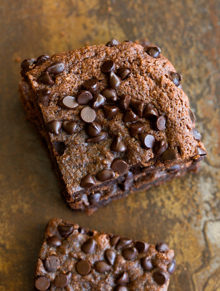 ¡Los brownies de proteínas son un delicioso postre saludable de chocolate! 8 Brownies veganos de proteínas saludables con mini chispas de chocolate