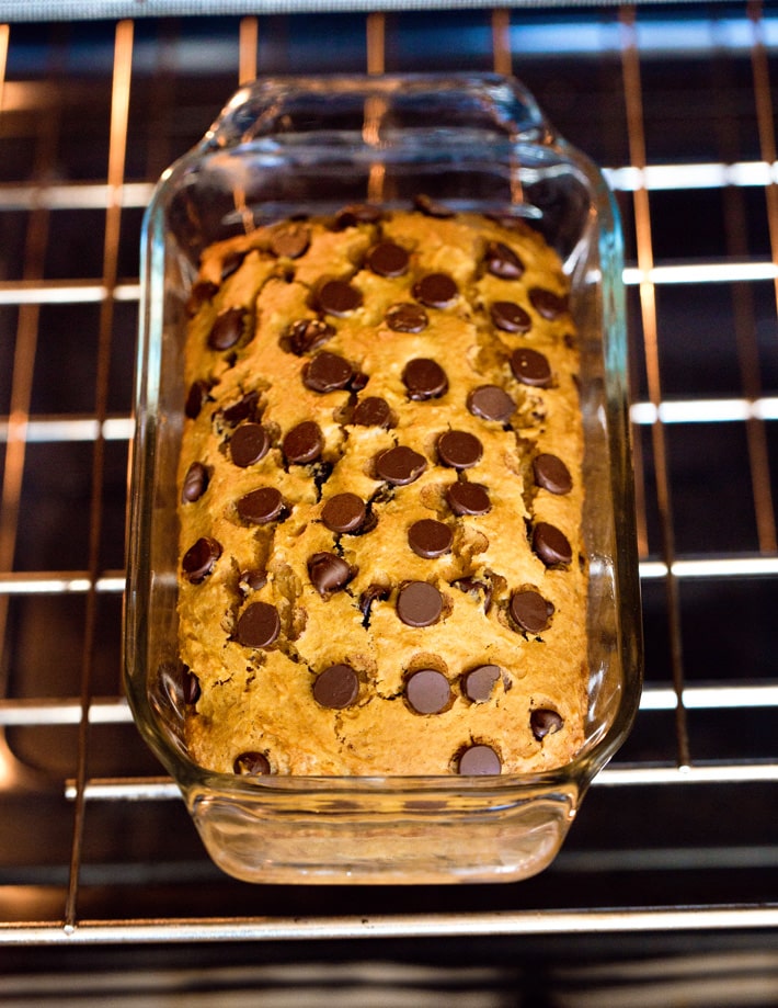 Pan de Calabaza Vegano - Katie Cubierto de Chocolate 7 Pan de calabaza en el horno