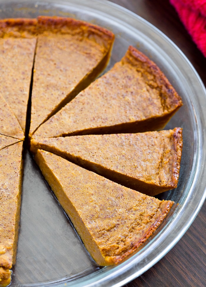 Pastel de calabaza sin corteza: ¡la mejor receta original! 5 Pastel de calabaza en rodajas en un molde para pastel de nueve pulgadas
