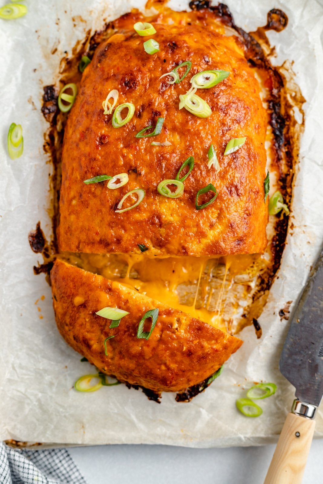 Невероятный мясной рулет из цыпленка буйвола с начинкой из чеддера, приготовленный из простых ингредиентов с добавлением вашего любимого соуса из баффало. Этот рецепт мясного рулета из цыпленка с низким содержанием углеводов, насыщенный белком, прост в приготовлении и идеально подходит для сочетания с вашими любимыми салатами или гарнирами. Новый семейный фаворит!