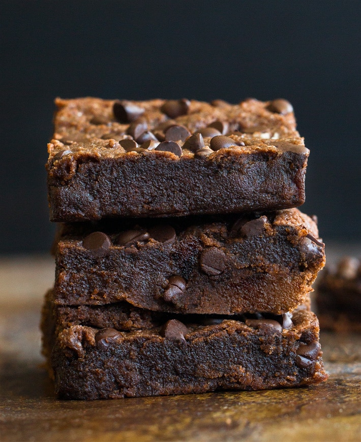 ¡Los brownies de proteínas son un delicioso postre saludable de chocolate! 3 bizcochos de proteínas