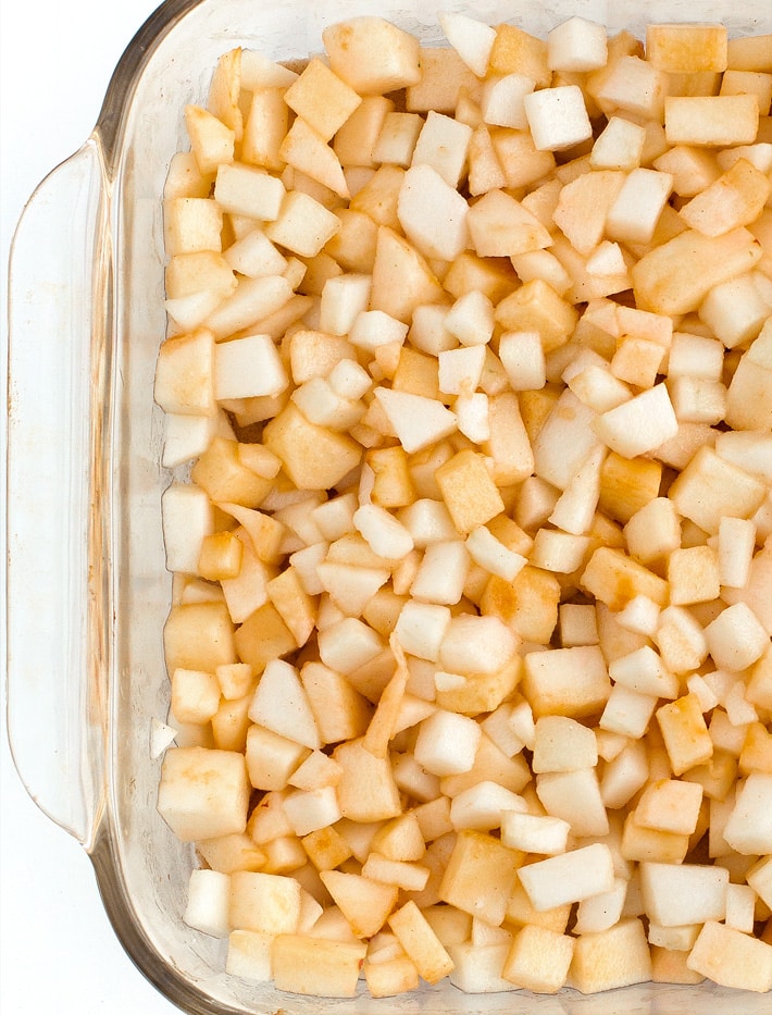Barritas Crumble De Manzana - Chocolate Katy 8 Manzanas con canela en cubitos en una sartén
