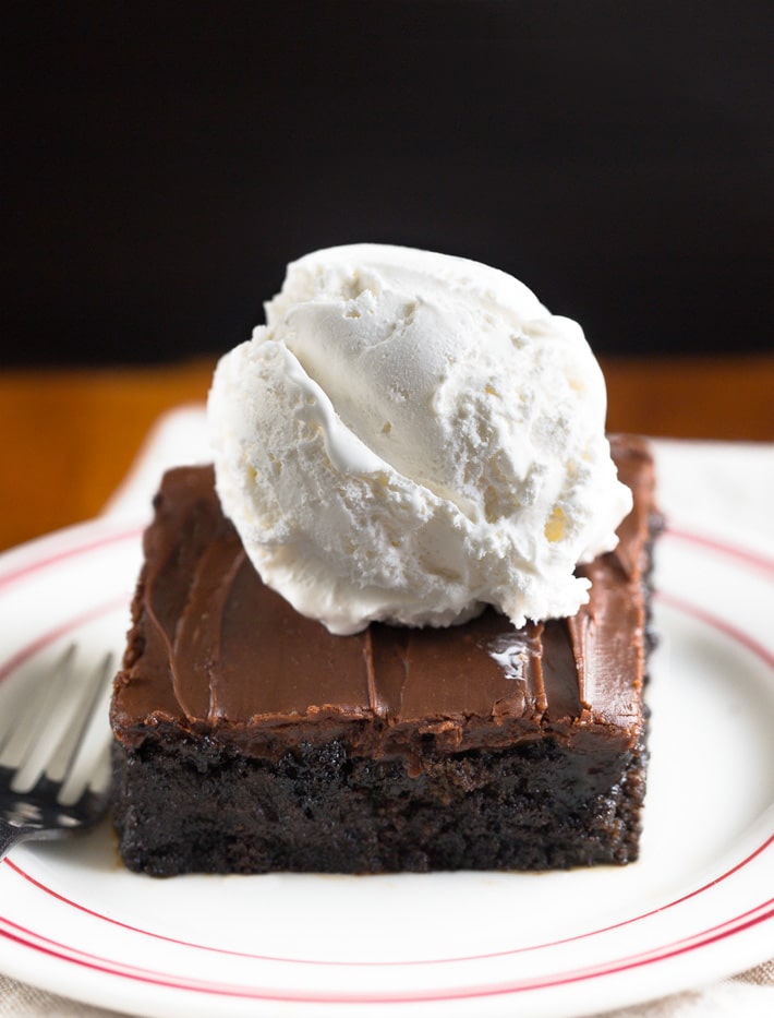 Brownies veganos: ¡la mejor receta original! 6 Brownie vegano con una bola de helado de vainilla sin lácteos
