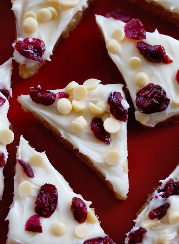 Barras veganas Cranberry Bliss - Katie en chocolate 3 https://chocolatecoveredkatie.com/vegan-cranberry-bliss-bars/Receta de barra Cranberry Bliss