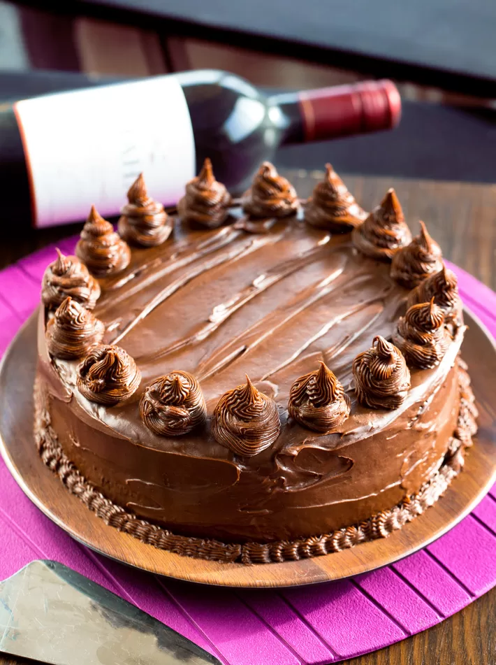Pastel de chocolate en capas con vino Pastel de chocolate en capas con vino