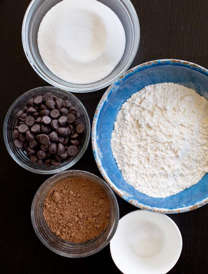 Ingredientes de la galleta con chispas de chocolate Ingredientes de la galleta con chispas de chocolate