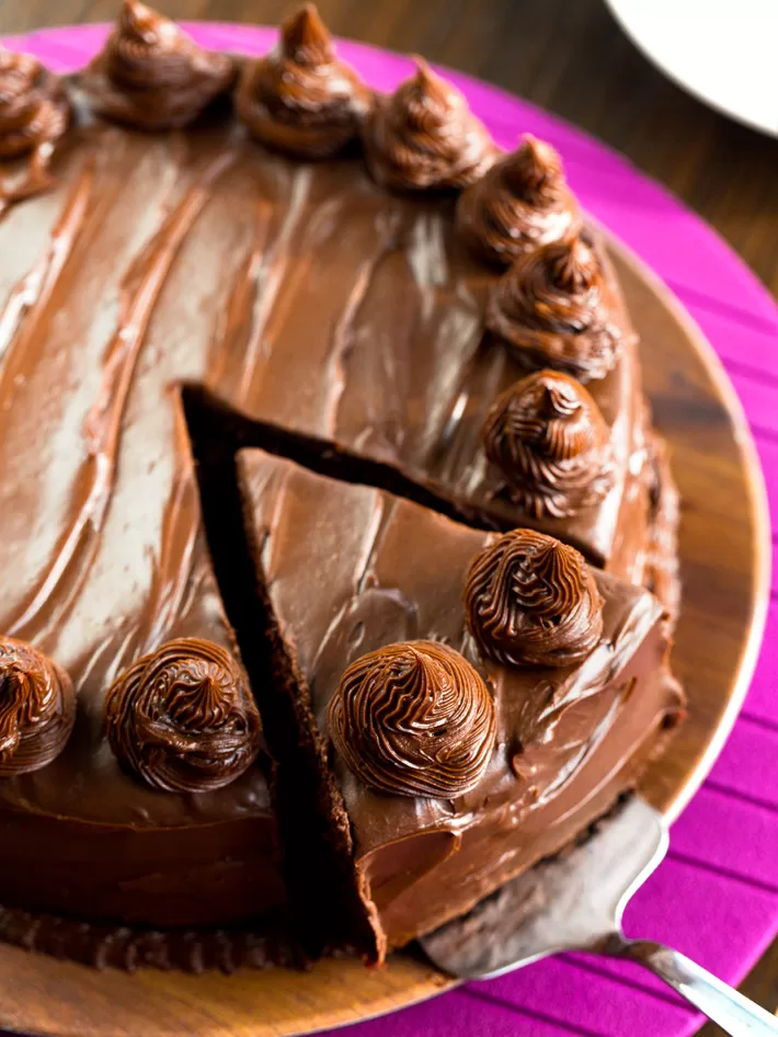 pastel de chocolate negro Tarta de chocolate negro con glaseado de chocolate