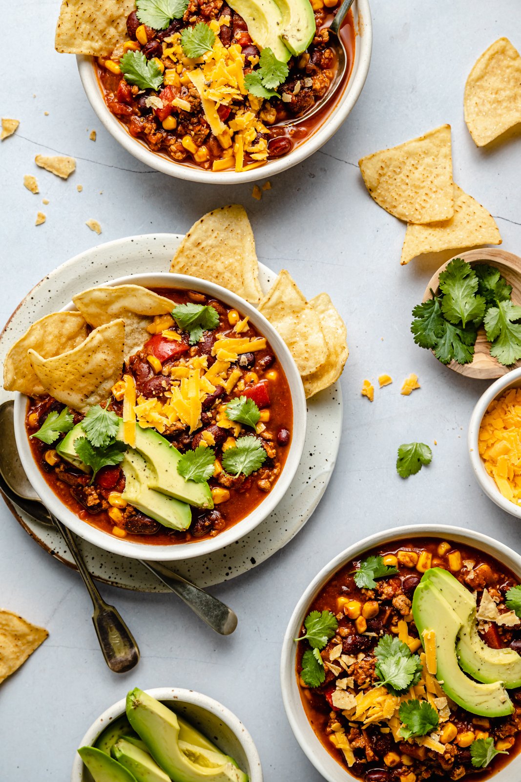 Un chili de pavo saludable hecho con pavo molido sin grasa, frijoles y maíz. Perfectamente sazonado, rico en proteínas y fibra, esta receta icónica es simplemente LA MEJOR. Cocínela en la estufa o en una olla de cocción lenta para un día de semana fácil y delicioso cena. Chili de pavo relleno saludable en 3 tazones