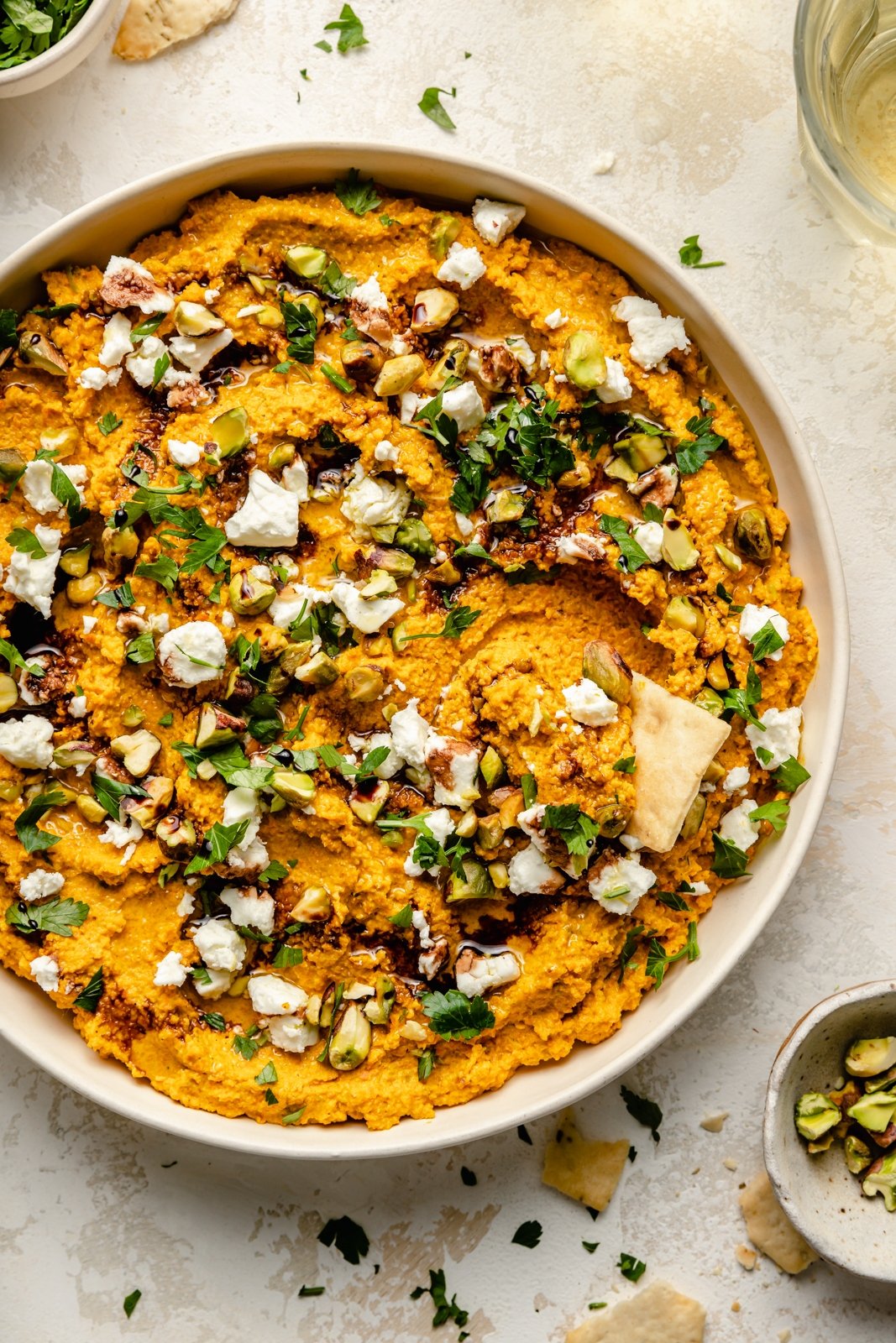 ¡Más de 30 de las mejores recetas de salsas saladas que son fáciles de preparar y llenas de sabores únicos! Encontrará salsas calientes, con queso, hummus y a base de vegetales, así como salsas versátiles que se pueden usar como aderezos y salsas ¡Sirve esto en tu próxima fiesta, noche de chicas o día de juego, o disfrútalo como un refrigerio saludable! src= salsa de zanahoria saludable en un tazón de hierbas y queso feta