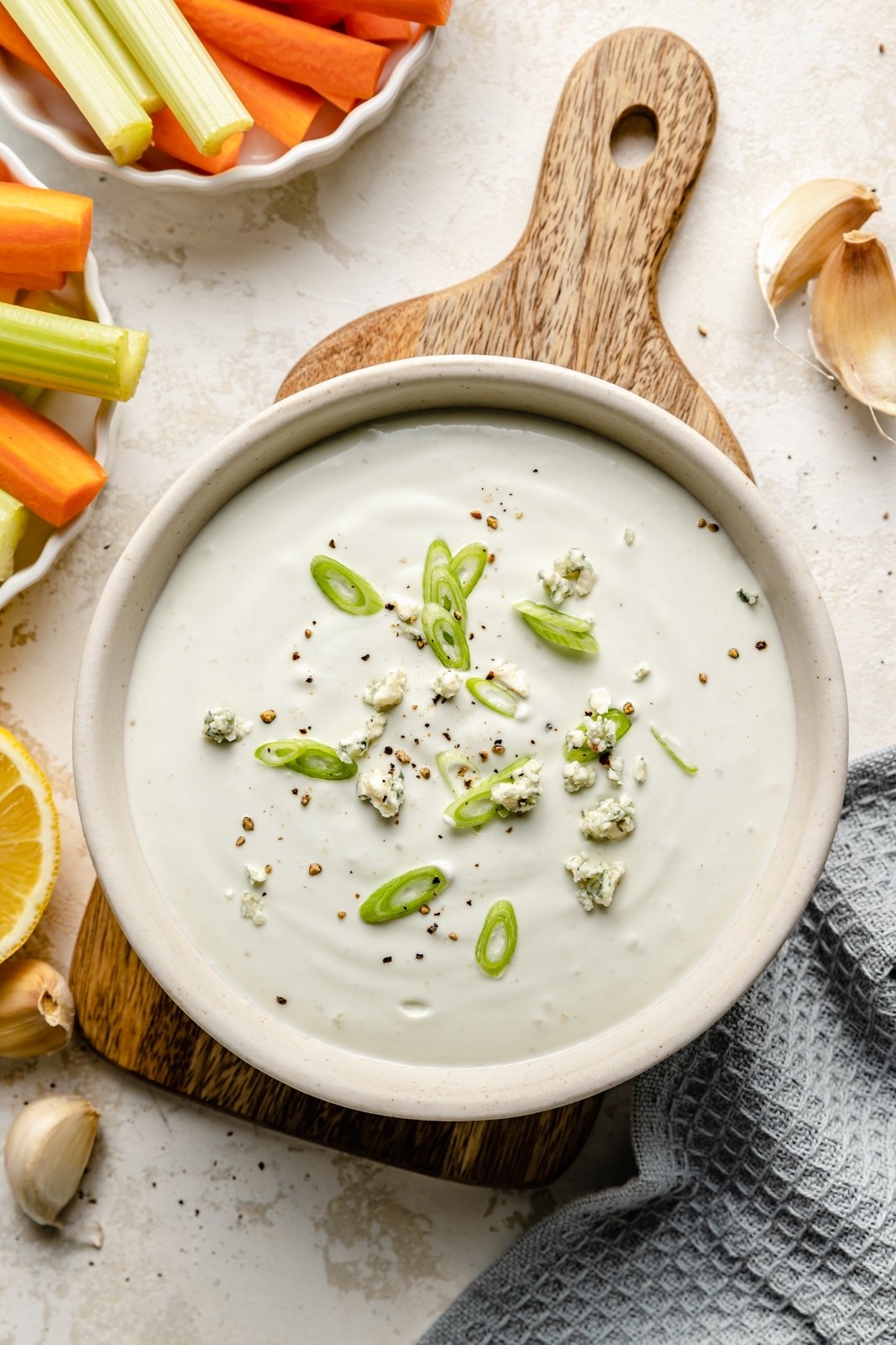 ¡Más de 30 de las mejores recetas de salsas saladas que son fáciles de preparar y llenas de sabores únicos! Encontrará salsas calientes, con queso, hummus y a base de vegetales, así como salsas versátiles que se pueden usar como aderezos y salsas ¡Sirve esto en tu próxima fiesta, noche de chicas o día de juego, o disfrútalo como un refrigerio saludable! src= salsa de queso azul saludable en un bol