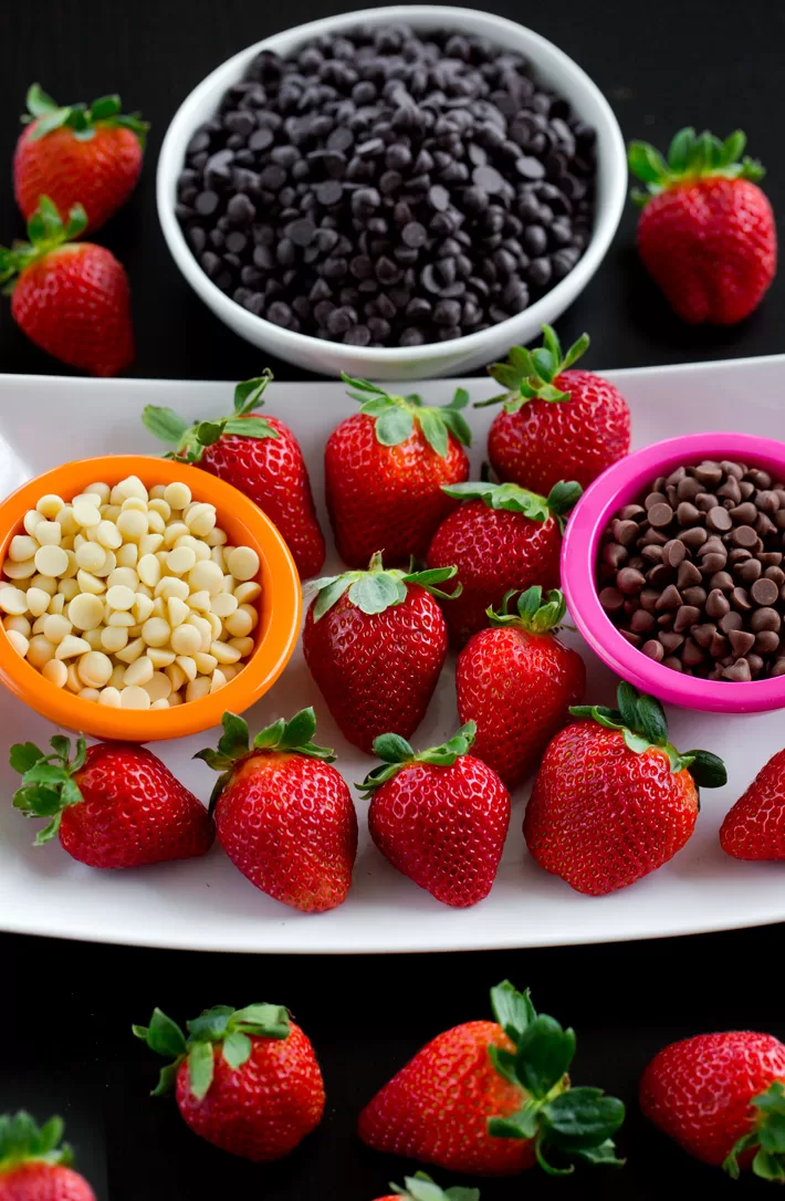Fresas con chispas de chocolate negro y blanco Fresas con chispas de chocolate negro y blanco