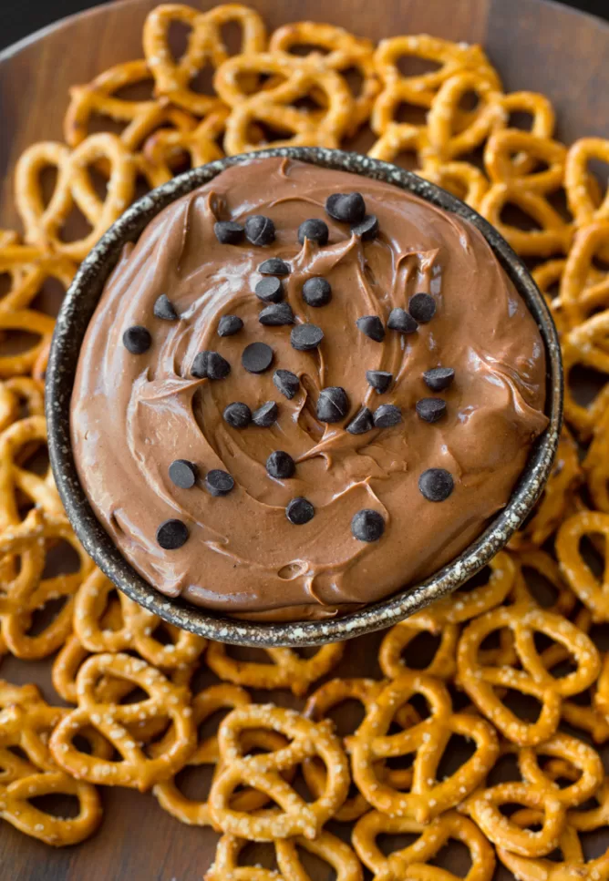 Barras de chocolate con fondant de avena: ¡receta sin hornear! 5 Dip de queso crema de chocolate batido con pretzels