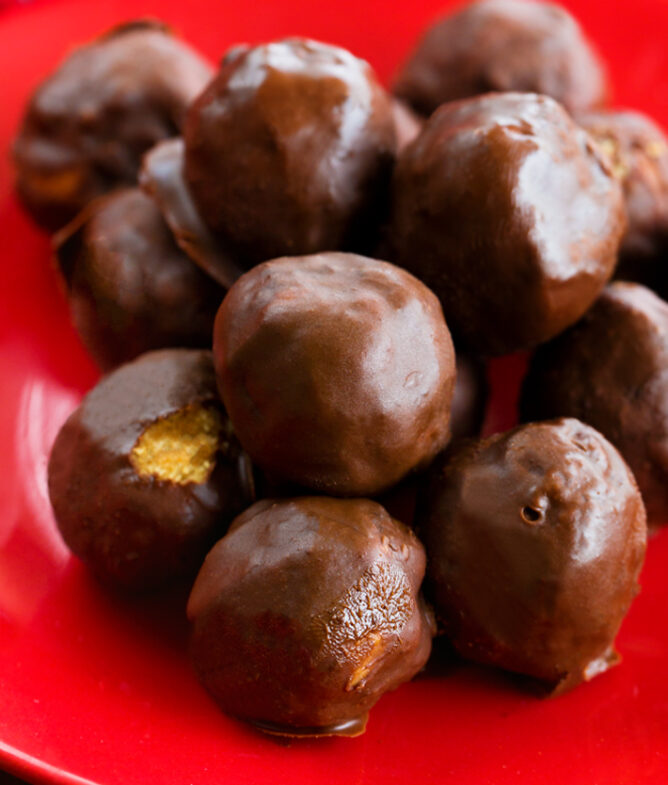 Tazas de chocolate con frambuesas - Katie in chocolate 5 Bolas de bocadillos con mantequilla de maní cetogénica