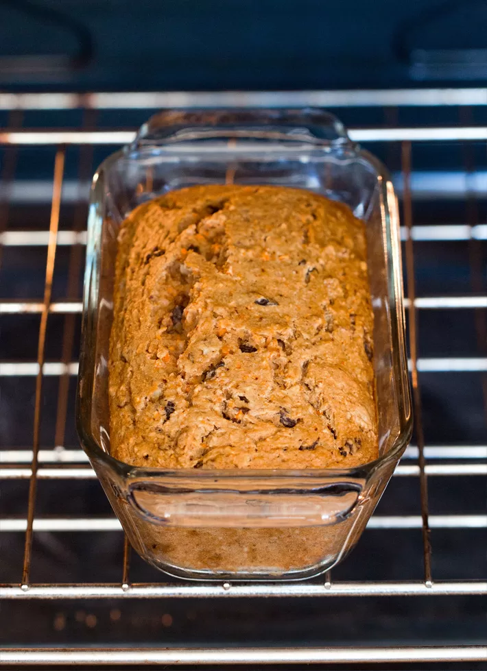 Pan de zanahoria en una sartén Pan de zanahoria en una sartén