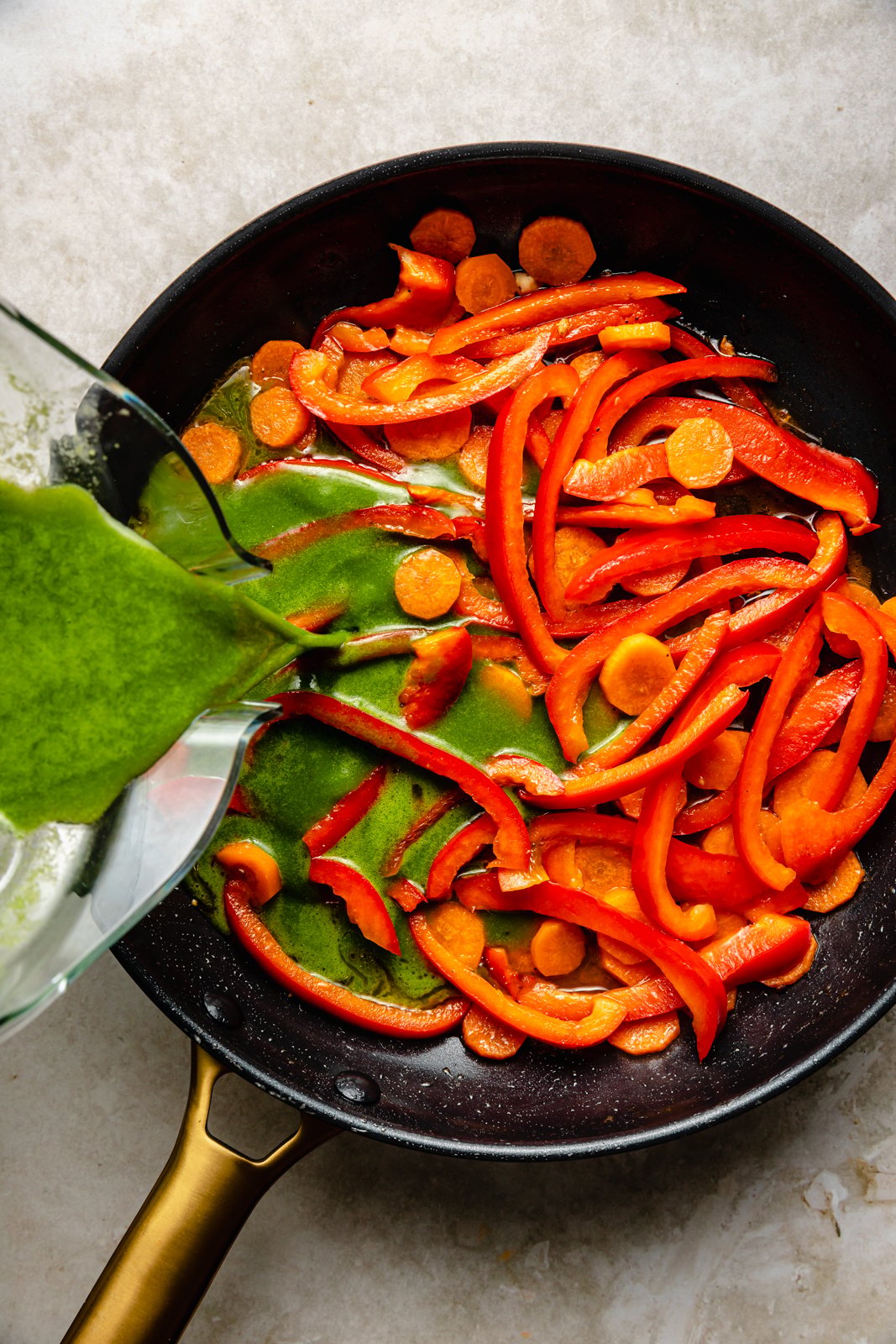 Una sartén con pollo verde y arroz o arroz con pollo verde, cocinado con una salsa verde ligera y sabrosa y relleno con deliciosos vegetales. Cubra con cilantro fresco, aguacate, rebanadas de jalapeño y un poco de yogur para vegetales y proteínas. - Día de semana ¡Cena empacada para un día que a toda la familia le encantará! verter la salsa verde en la sartén con las verduras