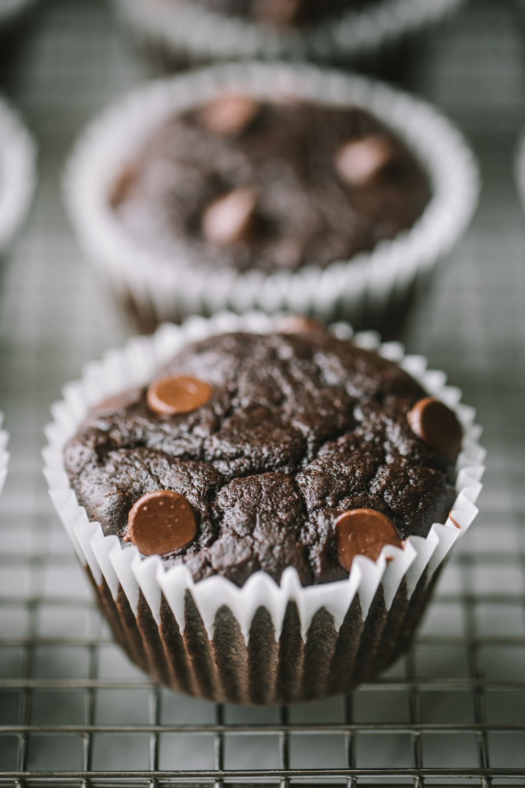 muffins saludables de frijoles negros con chispas de chocolate en una rejilla de alambre