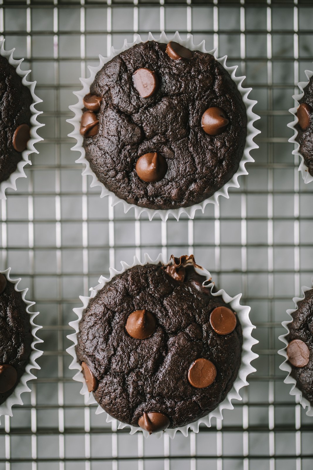 muffins de brownie de frijoles negros a la parrilla