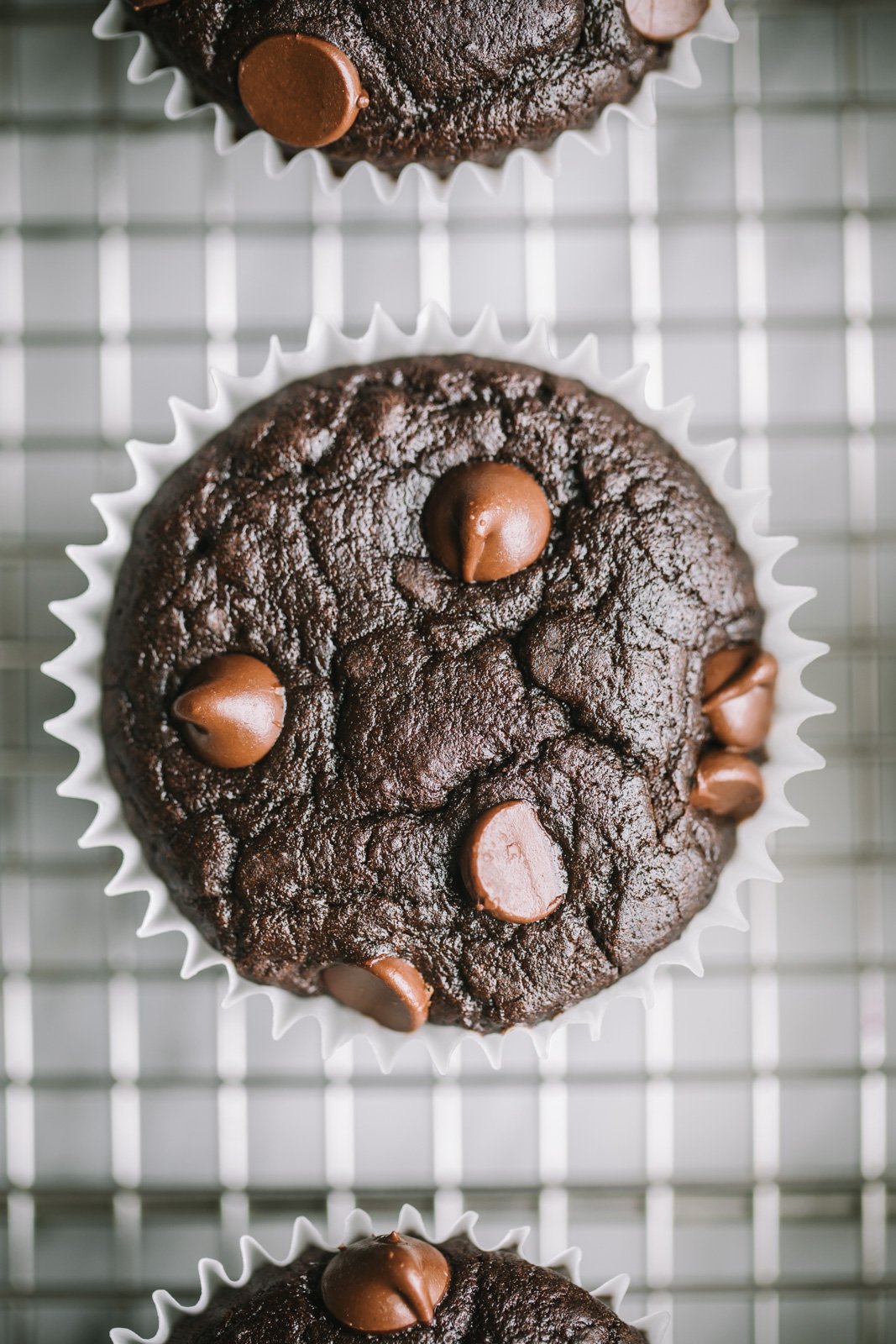 muffin de frijoles negros sin harina con chispas de chocolate sobre una rejilla
