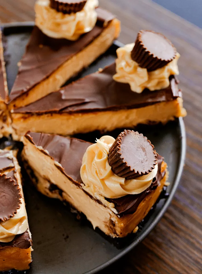 Cheesecake de chocolate con mantequilla de maní Cheesecake de chocolate con mantequilla de maní