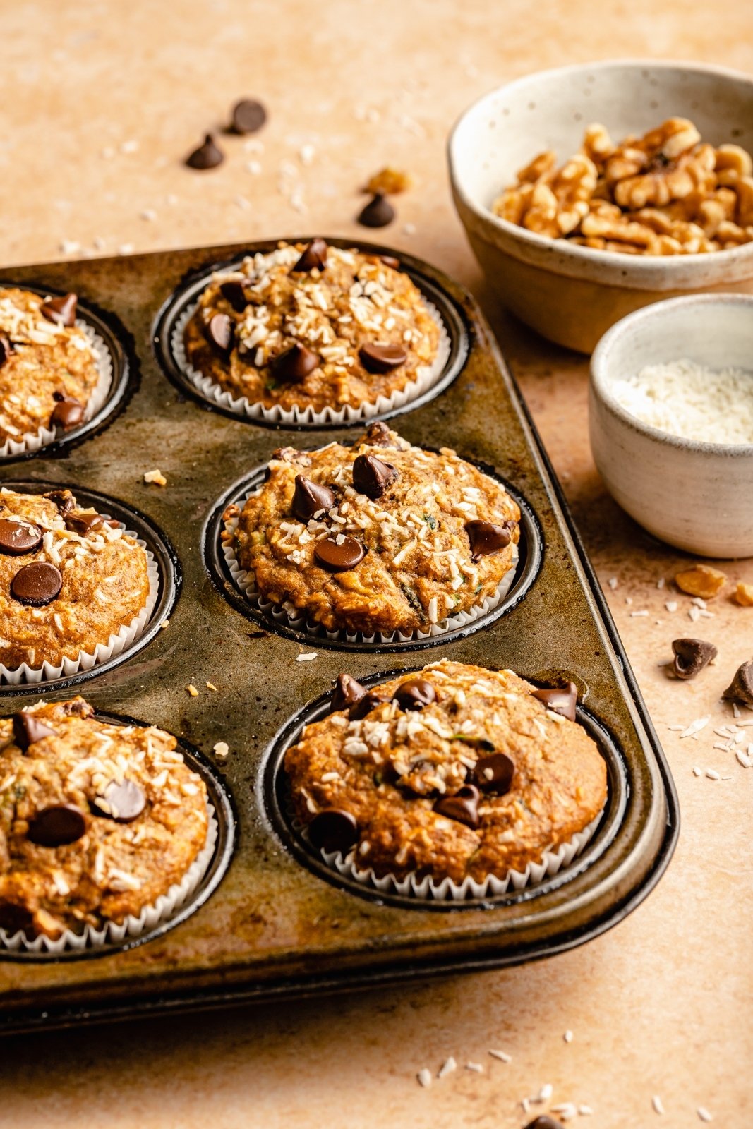 muffins saludables de calabacín y plátano en un molde para muffins