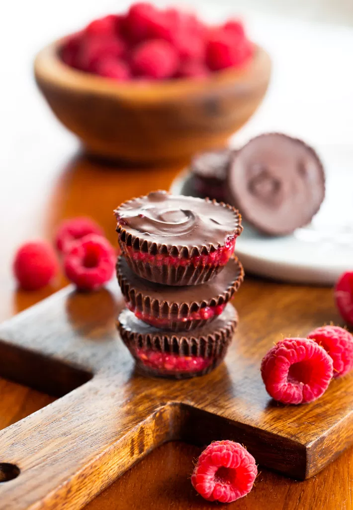 Tazas de chocolate con frambuesas Tazas de chocolate con frambuesas