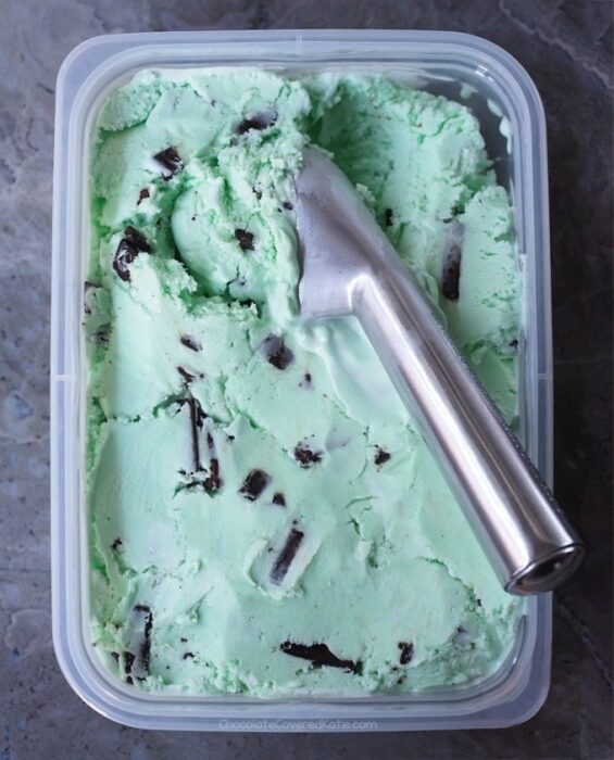 Helado vegano con menta y pepitas de chocolate Helado vegano con menta y pepitas de chocolate