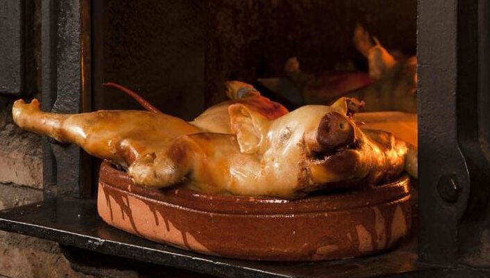 Cochinillo Segoviano: La Receta Tradicional que Enamora a España 3 Cochinillo Segoviano Receta de España