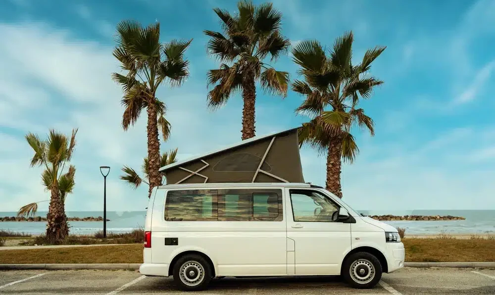 Cómo desconectar de verdad: por qué cada vez más personas cambian unas vacaciones tradicionales por viajar sobre ruedas 4 vacaciones tradicionales por viajar sobre ruedas blanca