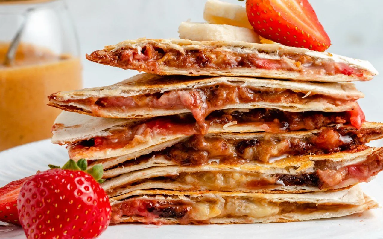 Quesadilla de plátano y fresa con mantequilla de maní