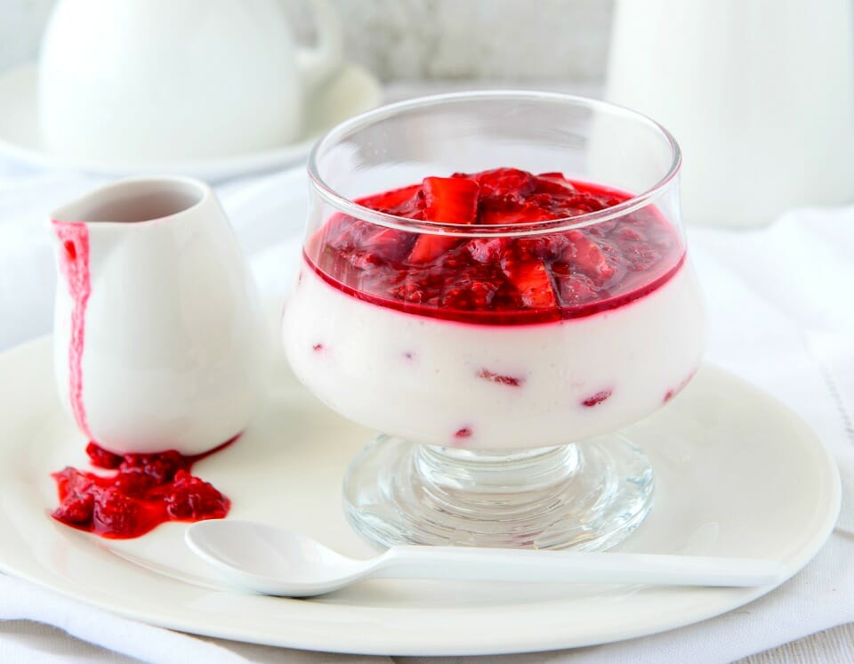 Mousse de yogur de fresa con salsa de frutos rojos