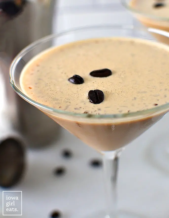 Martini frío con granos de espresso