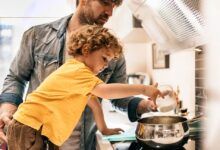 hombre cocinando con niño en la cocina