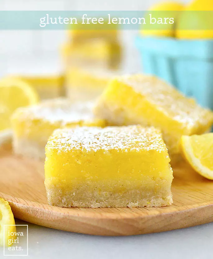 Foto de primer plano de barras de limón sin gluten
