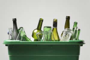 Botella vacía en contenedor verde; ID de Shutterstock existente 145222138; orden_de_compra: Edición del 8 de enero de 2021; Trabajo: 8 de enero de 2021 - Característica; Cliente: Foto; Otro: