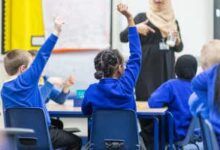 Los alumnos levantan la mano en una escuela primaria en el Reino Unido