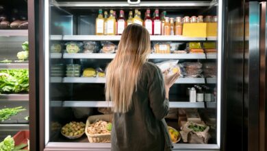Mujer mirando la etiqueta de información nutricional de un producto en un supermercado