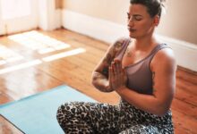 mujer meditando sobre una estera de yoga