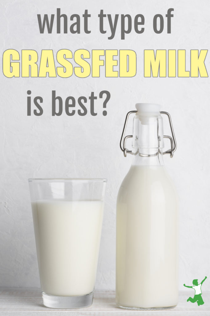 Botella y vaso de leche alimentada con pasto más saludable sobre fondo gris.