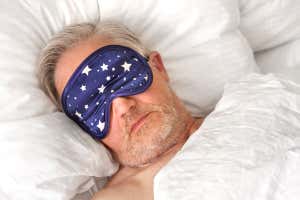 Primer plano de un hombre maduro durmiendo con los ojos vendados