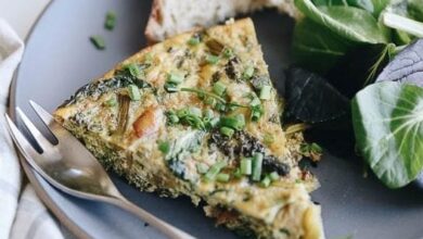 This caramelized onion broccoli and spinach frittata is a healthy breakfast option for your body and the planet.