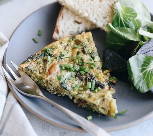 This caramelized onion broccoli and spinach frittata is a healthy breakfast option for your body and the planet.