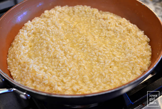 cocinar risotto en una sartén