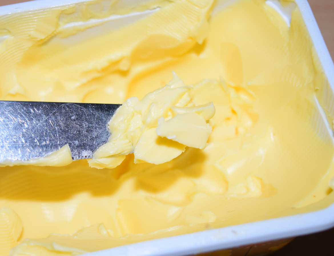 Margarina en un cuchillo de mantequilla