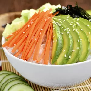 Rollos de sushi de verduras en un bol