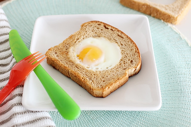 Huevos en una canasta en un plato con un mantel azul
