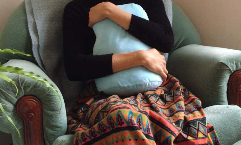 Abrazar una almohada que imita la respiración puede aliviar la ansiedad