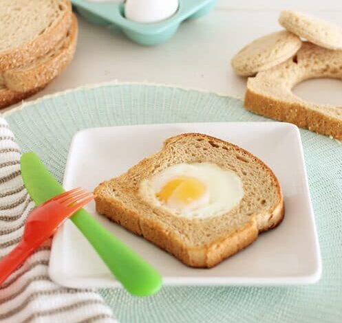 Huevos en una canasta de desayuno