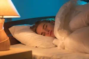 mujer joven durmiendo